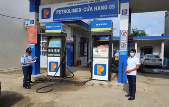 Quyết định về việc Ban hành giá bán lẻ mặt hàng xăng dầu ở nhiệt độ thực tế của chủ tịch kiêm giám đốc công ty xăng dầu ở Điện Biên